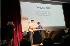 IMG_0974_zwycieska-druzyna-prezentuje-wyniki